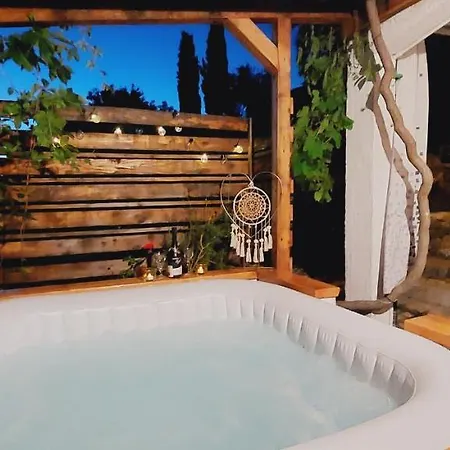 Apartman Taverna -sunce- With Jacuzzi Vis