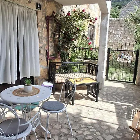 Lejlighed Rustic Garden & Jacuzzi Retreat *