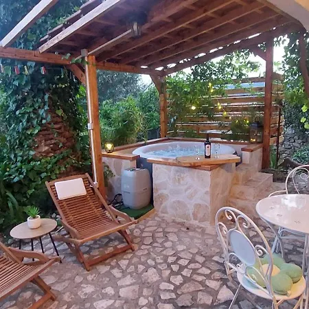 Rustic Garden & Jacuzzi Retreat