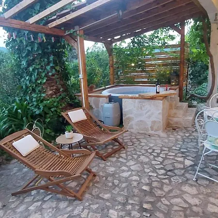 Apartment Rustic Garden & Jacuzzi Retreat *