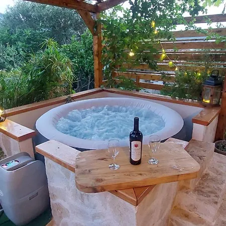 Апартаменты Rustic Garden & Jacuzzi Retreat *