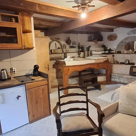 Apartment Rustic Garden & Jacuzzi Retreat