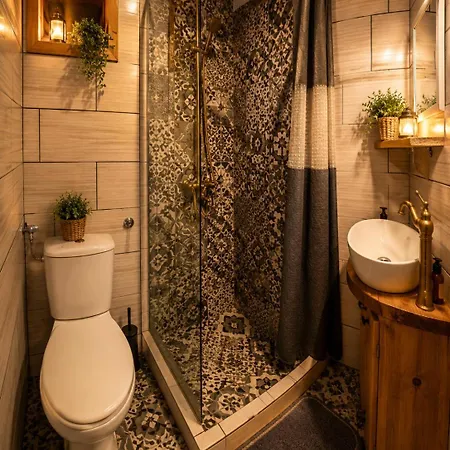 Апартаменты Rustic Garden & Jacuzzi Retreat *