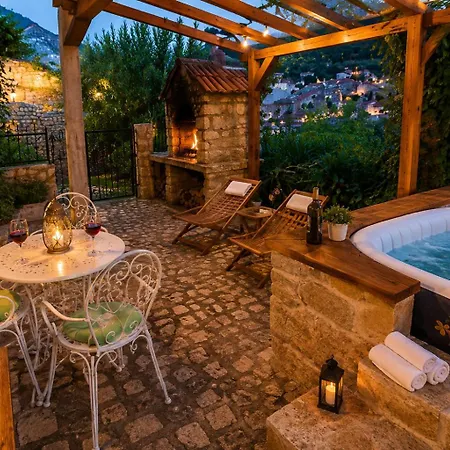 Апартаменты Rustic Garden & Jacuzzi Retreat