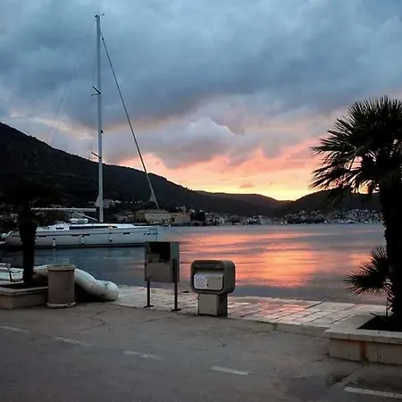 Taverna -sunce- With Jacuzzi Apartment Vis