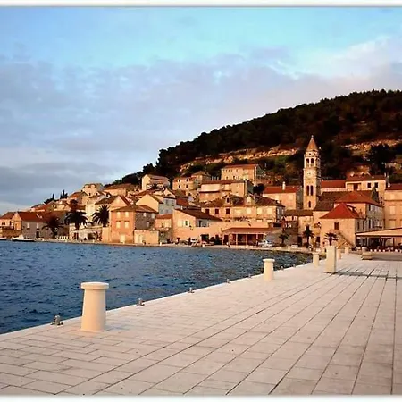Taverna -sunce- With Jacuzzi Apartment Vis